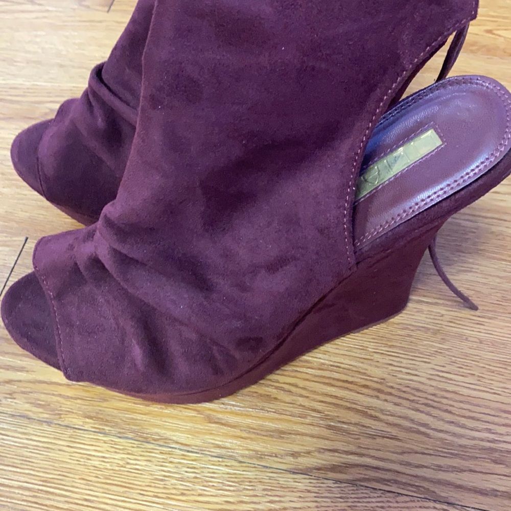 Woman’s velvet heel with lace up back